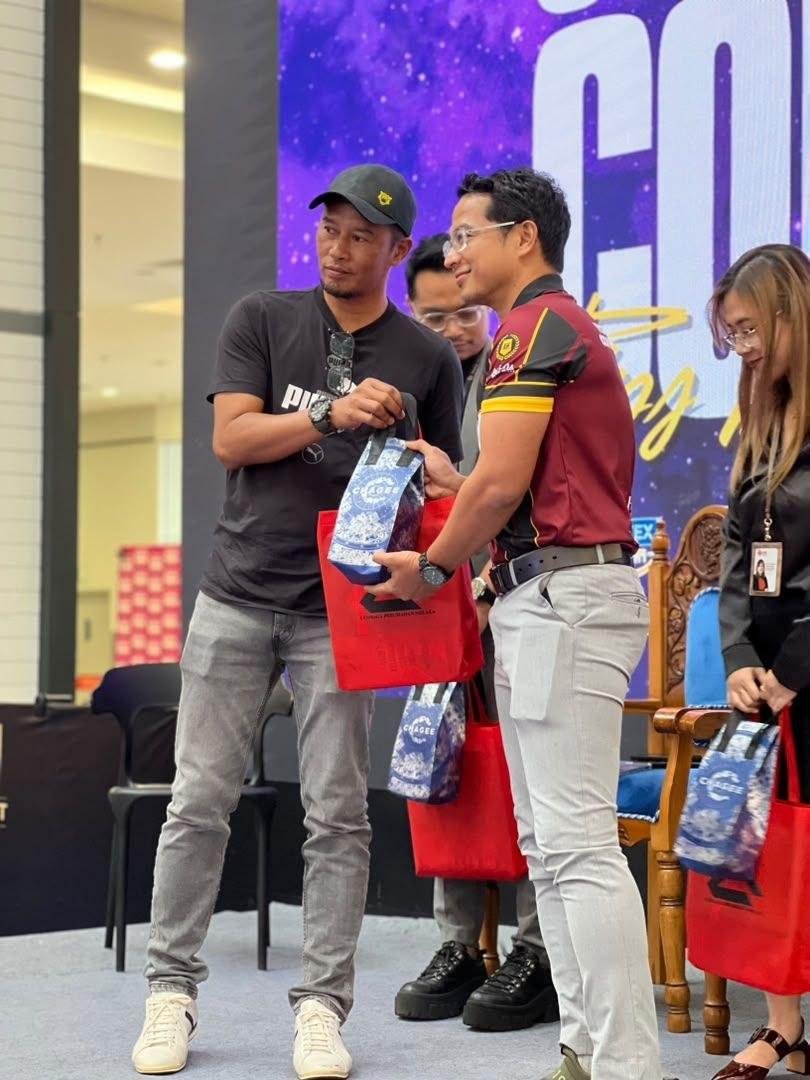 Prize handover on stage — Mall activation